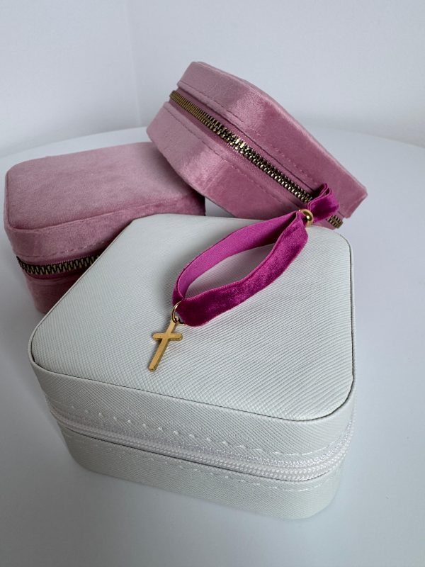 Pulsera terciopelo morada cruz