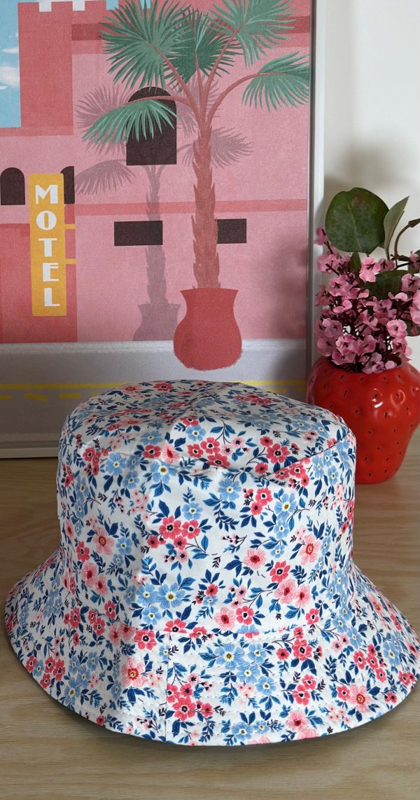 Gorro bucket flores celestes